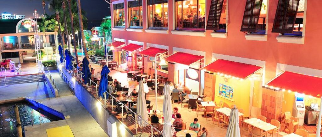 Geschäfte und Restaurants am Abend im Bayside Miami