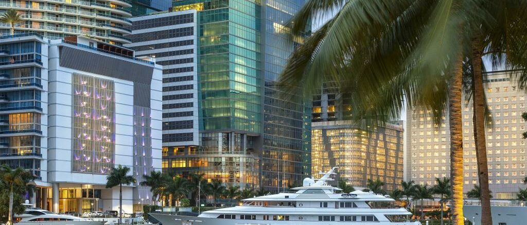 Eine Yacht in der Downtown von Miami