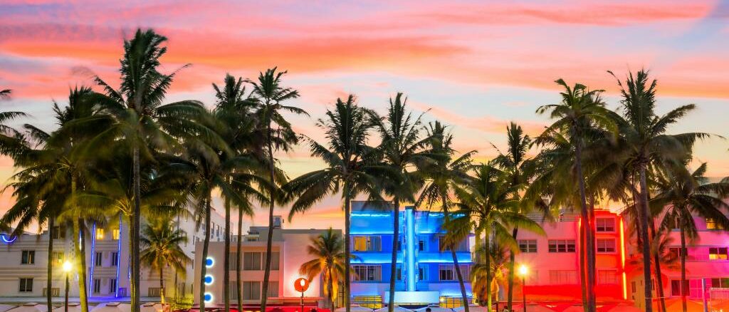 Am Abend der Ocean Drive in Miami Beach