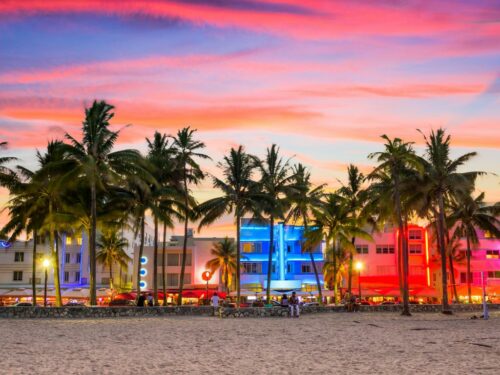 Am Abend der Ocean Drive in Miami Beach