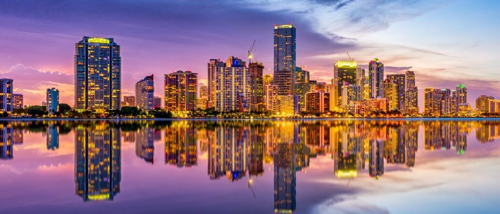 Die Skyline von Miami am Abend