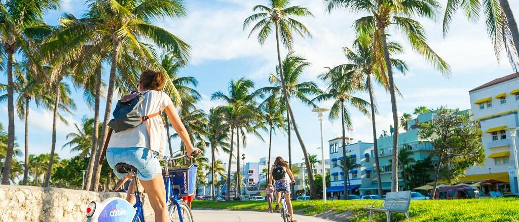 Touristen mit dem City Bike in Miami