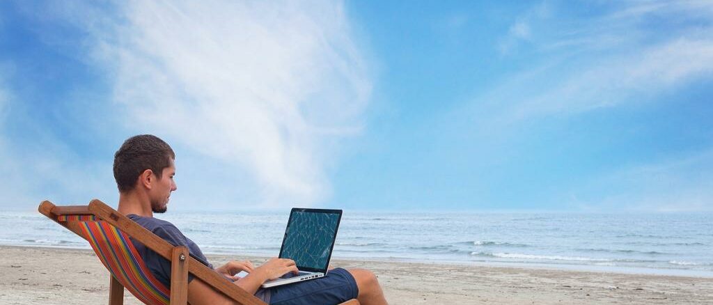 Mit dem Notebook am Strand von Miami
