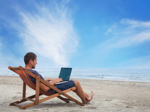 Mit dem Notebook am Strand von Miami