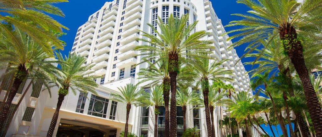 Der Eingang zum Loews Miami Beach Hotel