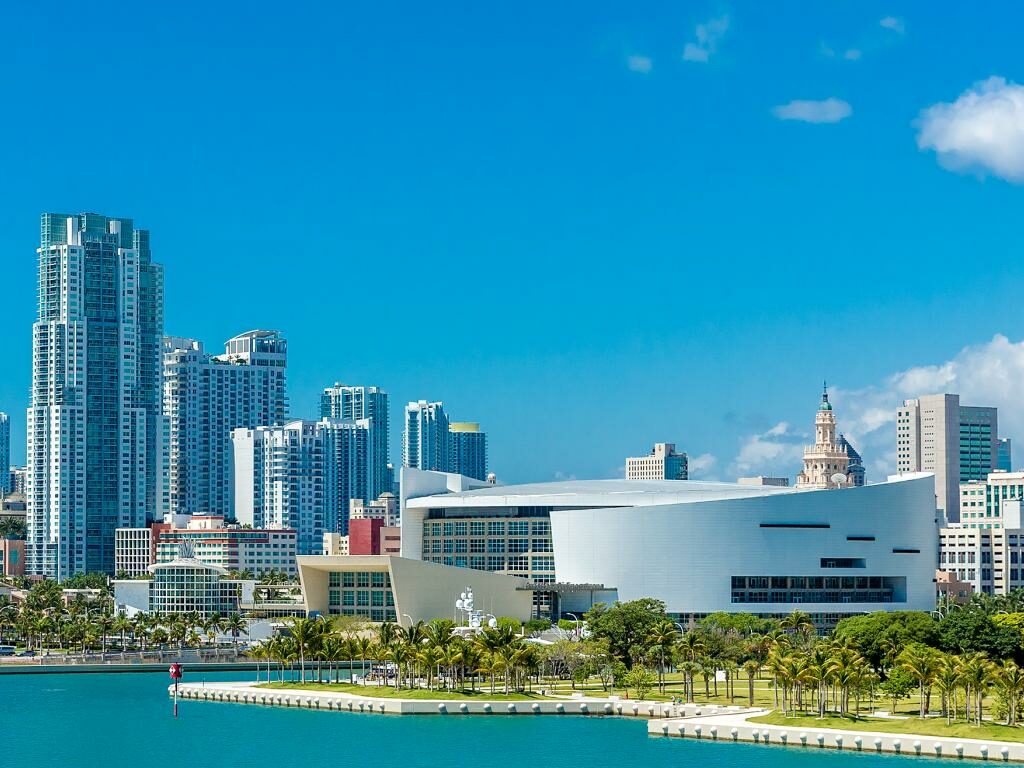 Skyline und Arena in Miami